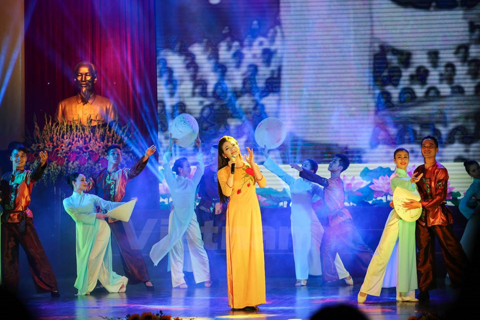Le meeting a été suivi d'un spectacle plein de couleurs 
