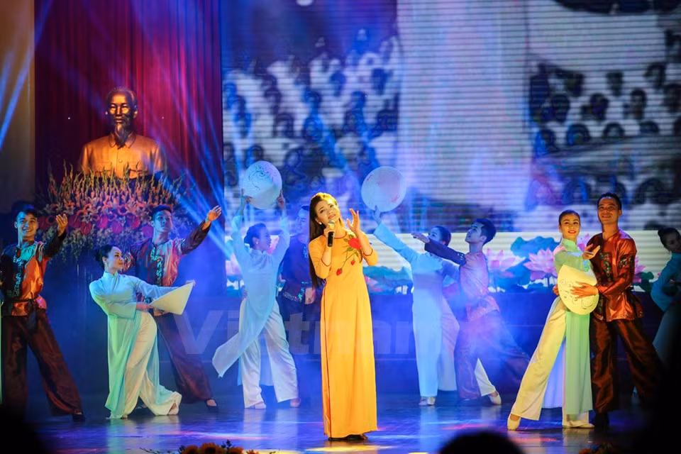 Le meeting a été suivi d'un spectacle plein de couleurs 