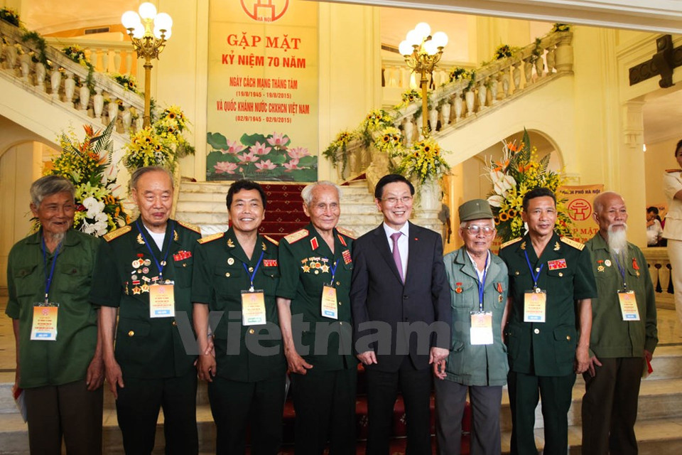 ​Le président du Comité populaire de Hanoi, Nguyen The Thao, en compagnie de vétérans. 