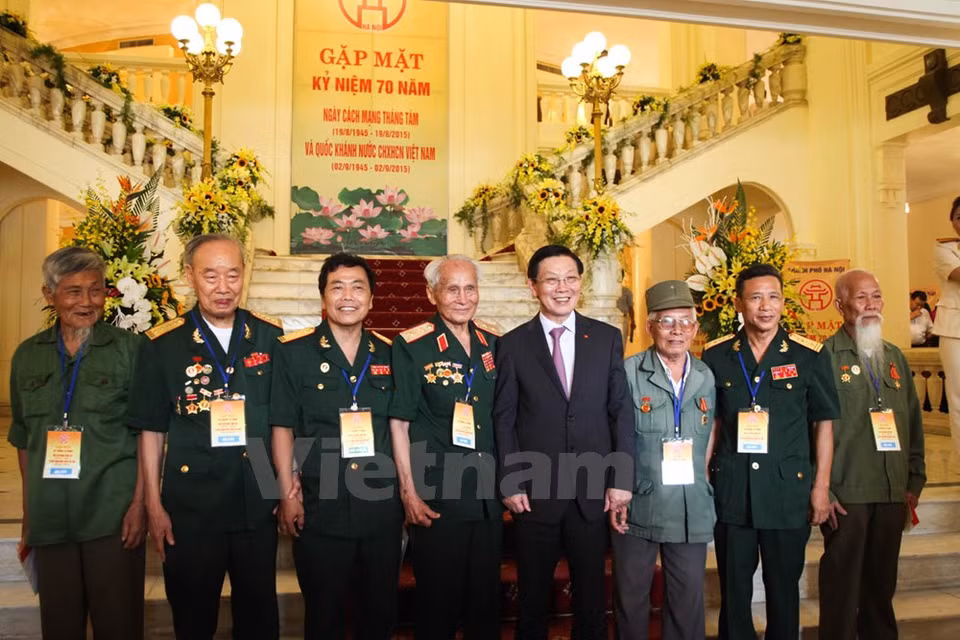 ​Le président du Comité populaire de Hanoi, Nguyen The Thao, en compagnie de vétérans. 