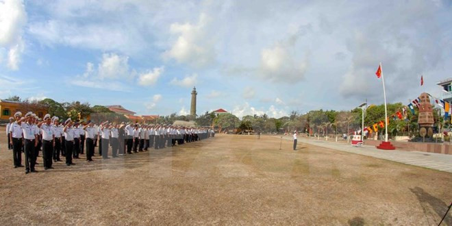 La cérémonie de salut ​au drapeau national sur l'île de Song Tu Tay, district insulaire de Truong Sa (Spratly), province centrale de Khanh Hoà.