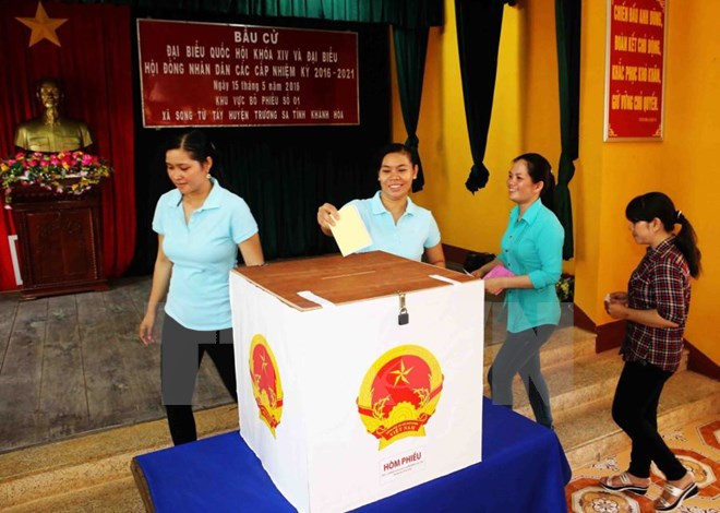 Des citoyens vivant sur l'île de Song Tu Tay déposent leurs bulletins de vote.