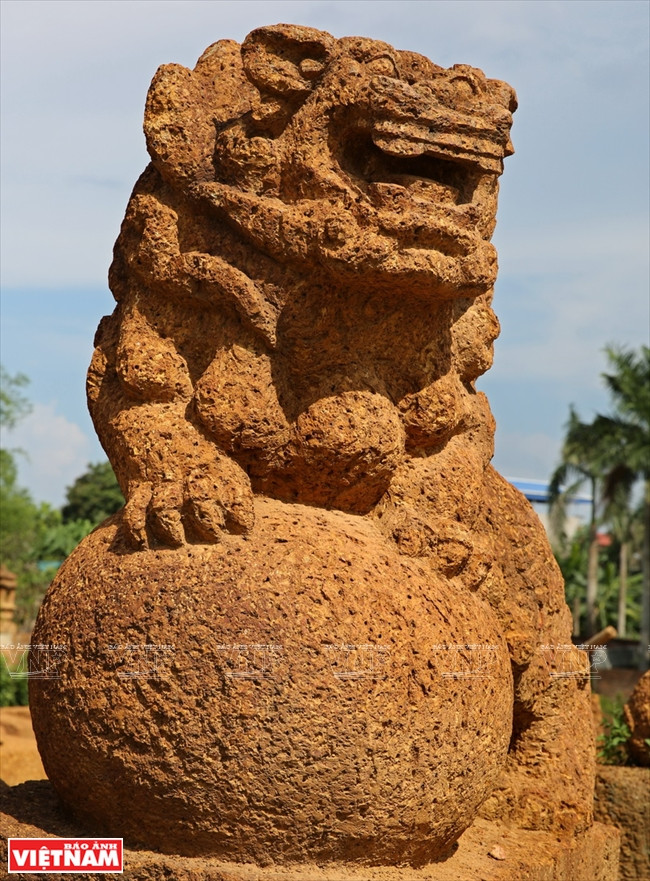  Une licorne en latérite.