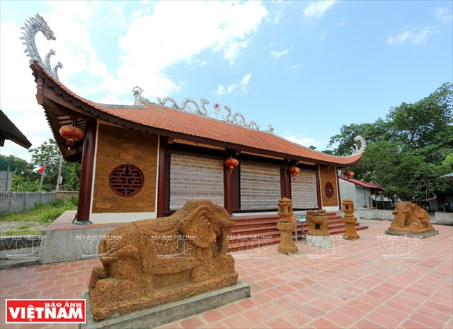  Deux sculptures d’éléphants en latérite, installées devant la maison commune de Thai Binh.