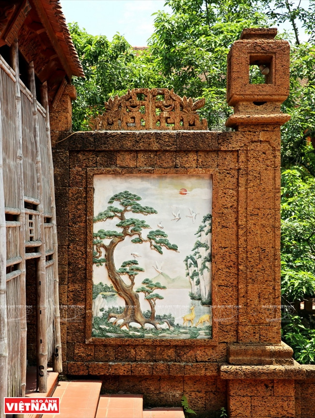 La latérite sert à fabriquer des murs décoratifs.