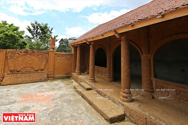  Maison M. Tang Huu Dung, commune de Binh Yên, construite en latérite.