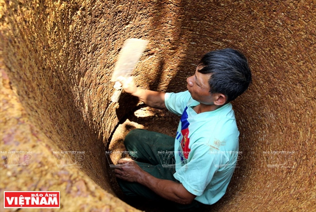 Un puits en latérite dans la commune de Binh Yên.