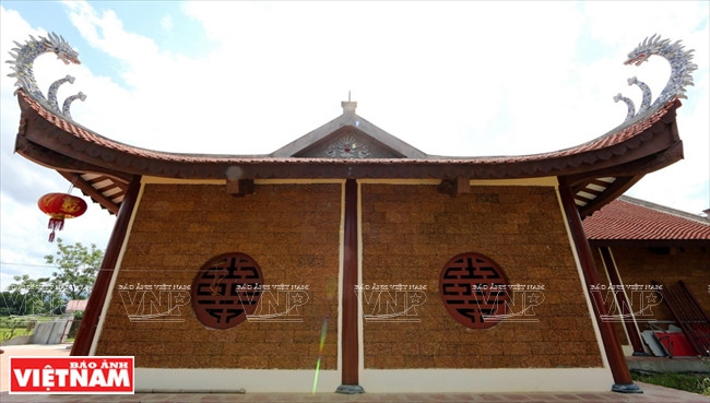 Les briques de latérite rendent plus majestueuse la maison commune de Thaï Binh.