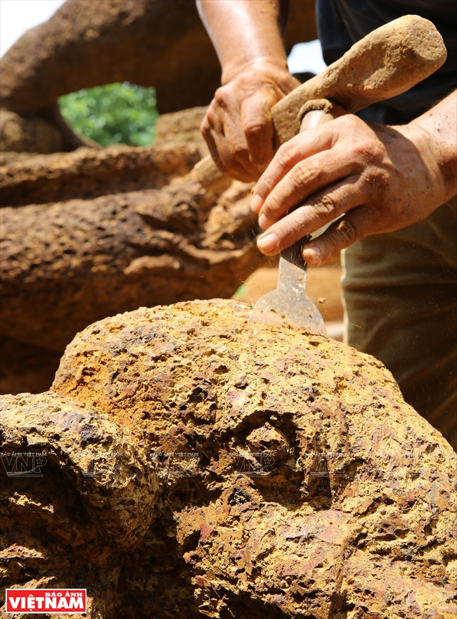 Taille d’un bloc de latérite. 