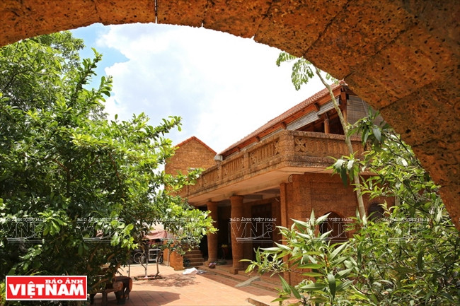 Une maison de la commune de Binh Yên construite en latérite.