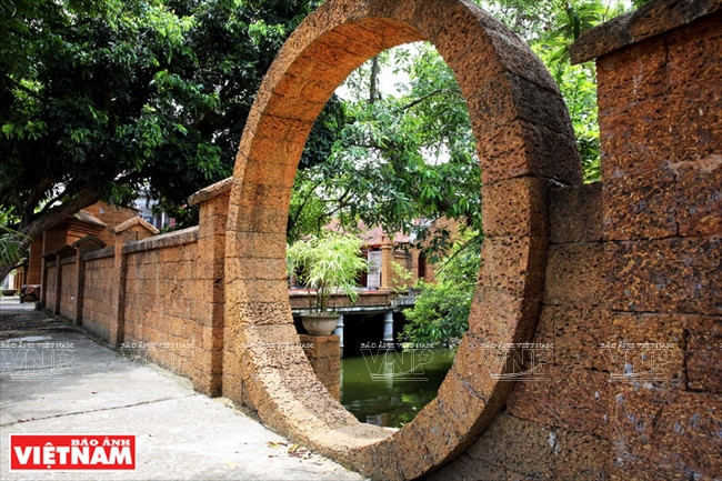 Des haies de latérite dans la commune de Binh Yên.