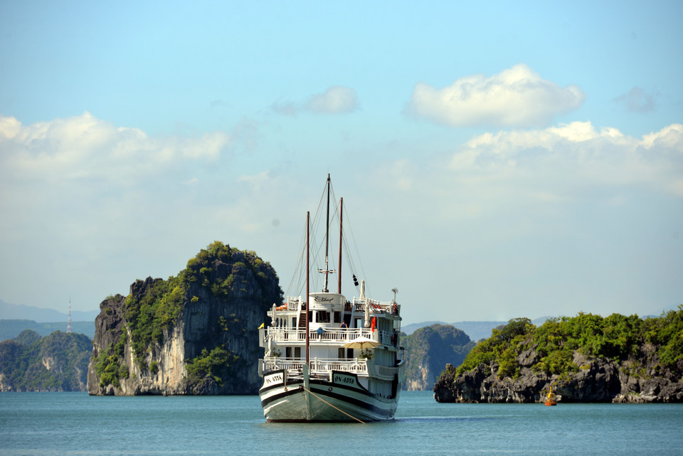 Depuis le début de l’année, la baie de Ha Long a accueilli près de 1,5 million de visiteurs, dont plus de 483.000 en juillet. Photo: VNA