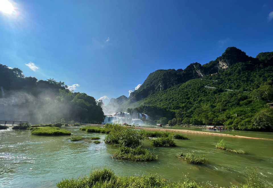 La cascade de Ban Gioc se trouve dans la commune de Dam Thuy, district de Trung Khanh, province de Cao Bang. Elle naît de la rivière Quay Son, qui forme la frontière naturelle entre le Vietnam et la Chine. Photo: VNA