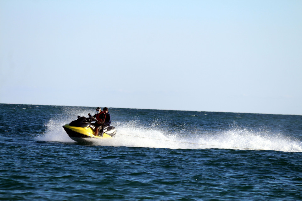 Conduire un jet-ski est une expérience inoubliable pour les visiteurs à Cô Tô. Photo: VNA