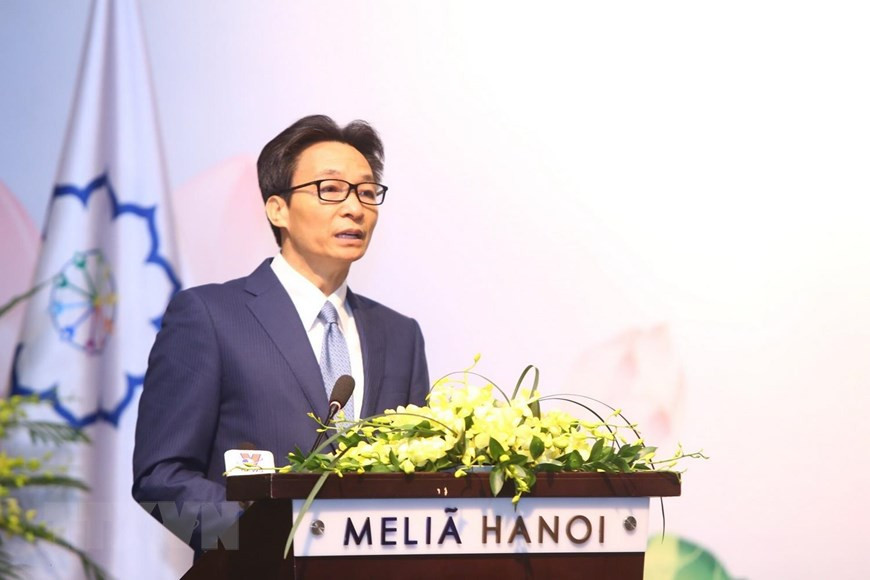 Le vice-Premier ministre Vu Duc Dam prend la parole pour saluer cet événement. Photo: VNA