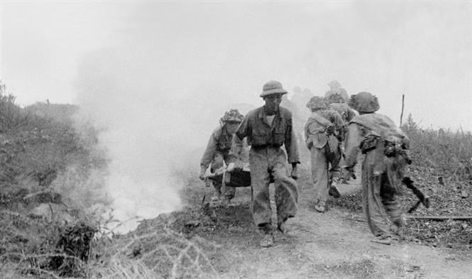  La volonté des combattants et l’esprit de l’armée, la force de la guerre du peuple ont largement contribué à la victoire