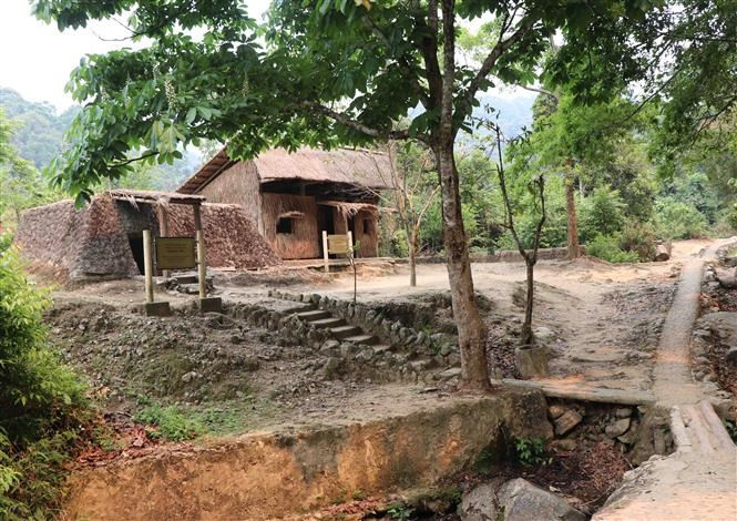 Près de 30 km du centre de la ville de Dien Bien Phu, l'ensemble du complexe (y compris les abris de l'armée vietnamienne) est situé dans le village de Muong Phang