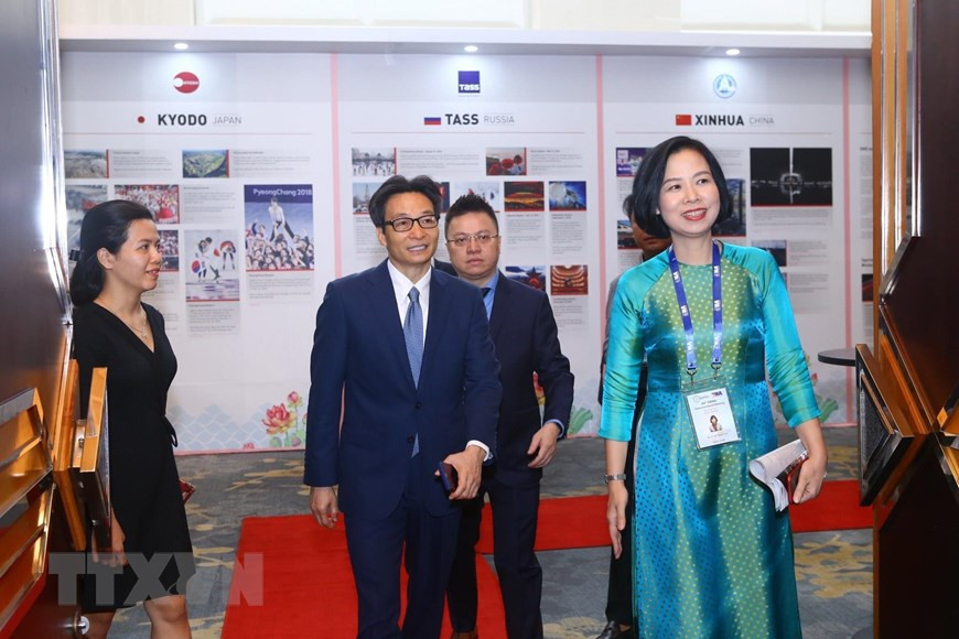 Le vice-Premier ministre Vu Duc Dam est venu assister à la réunion. Photo: VNA