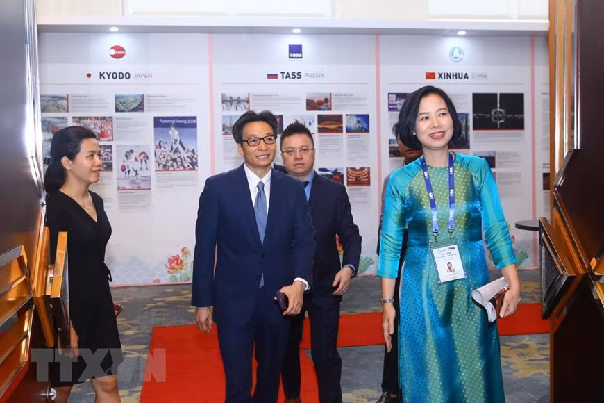 Le vice-Premier ministre Vu Duc Dam est venu assister à la réunion. Photo: VNA 