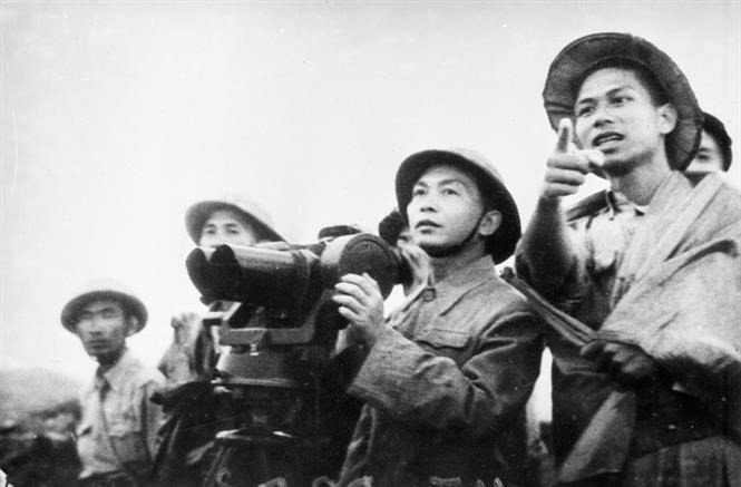 La victoire de Diên Biên Phu le 7 mai 1954 conduit à la signature des accords de Genève de 1954 dans lesquels la France accepta de retirer ses forces de ses colonies d'Indochine