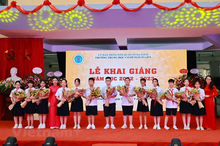 Cet établissement figure toujours dans la liste des écoles leaders en termes de qualité et d'efficacité de l'éducation et de la formation de la capitale. Lors des concours des excellents élèves pour des disciplines, ceux de Ngô Sy Liên remportent toujours des prix. Les efforts persistants des enseignants et des élèves de l'école ont été reconnus par le Parti, l'État, le secteur de l'éducation et la ville de Hanoï. De nombreuses distinctions ont été attribuées au fil des années, notamment l’Ordre du Travail de 3e classe en 1993, l’Ordre du Travail de 2e classe en 1998, l’Ordre du Travail de 1re classe en 2003, l’Ordre de l’Indépendance de 3e classe en 2008, l’Ordre de l’Indépendance de 2e classe en 2019 et le titre de "Héros du travail dans la période de Renouveau" en 2015. 