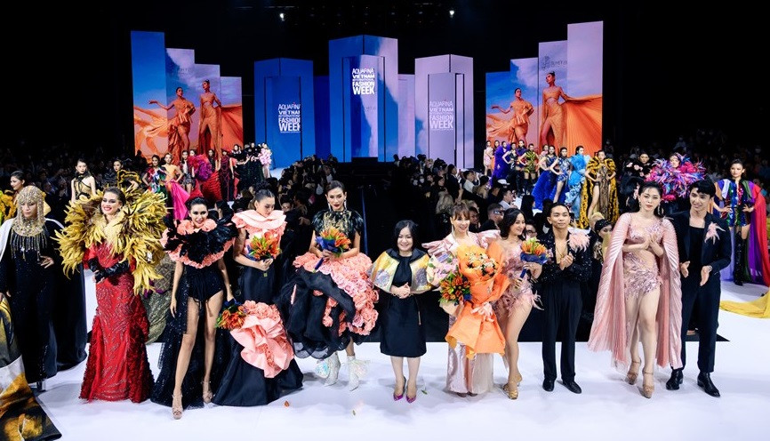 Présentation de toute la collection « Rose secret » de la styliste Tuyet Le. 