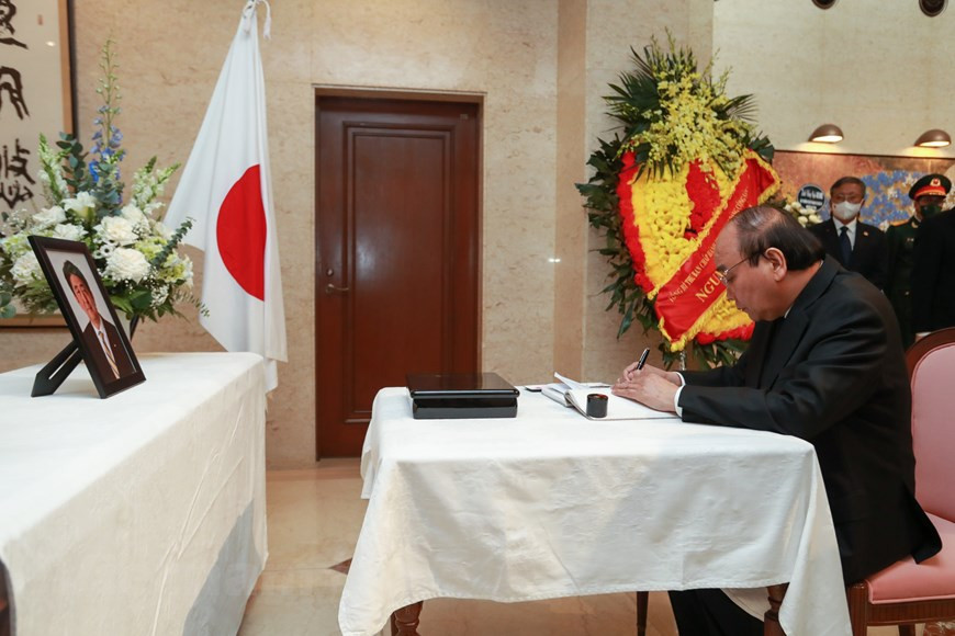 Les dirigeants vietnamiens ont transmis les condoléances les plus sincères du Parti, de l'État et du peuple du Vietnam au Parti libéral-démocrate, au gouvernement, au peuple du Japon et à la famille de l'ancien Premier ministre Abe Shinzo. Ils ont affirmé qu'au cours de ses mandats en tant que Premier ministre du Japon, Abe Shinzo avait apporté des contributions spéciales et significatives à l'édification et à la consolidation du partenariat stratégique entre le Vietnam et le Japon et pour la paix et la prospérité en Asie. Ils ont souligné que ses sentiments particuliers et son soutien précieux pour le Vietnam ainsi que pour la coopération et l'amitié Vietnam-Japon resteraient toujours dans la mémoire des dirigeants et du peuple du Vietnam. Dans le registre de deuil, le chef de l'État vietnamien (voir photo) qui a été très attristé par le décès du dirigeant japonais, a transmis ses condoléances à l'empereur du Japon, mais aussi à son peuple ainsi qu'à la famille du défunt. Il a exprimé sa gratitude et son affection particulière qu'il porte à Abe Shinzo. L'ancien Premier ministre japonais, a fourni au Vietnam et à sa population un appui inestimable pour la mise en place d'un partenariat stratégique entre les deux pays, a écrit Nguyên Xuân Phuc.