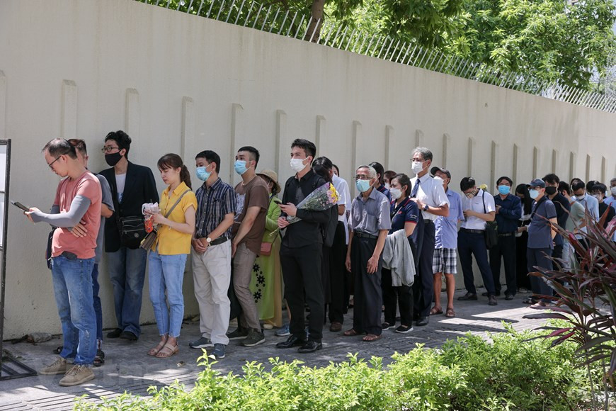 Pour le peuple vietnamien, Abe Shinzo a toujours été un ami proche qui a œuvré sans cesse au rapprochement des deux pays. En effet, durant les années où il était Premier ministre, les relations entre le Vietnam et le Japon ont enregistré des avancées spectaculaires. Abe Shinzo s'est rendu au Vietnam quatre fois, dont deux en visite officielle en 2013 et 2017. Il est en outre venu participer aux sommets de l'APEC tenus sur notre territoire en 2006 et 2017. Le Japon est actuellement le plus grand fournisseur d'aide publique au développement au Vietnam et son deuxième plus grand investisseur. Le pays du Soleil levant est également notre quatrième partenaire commercial. 