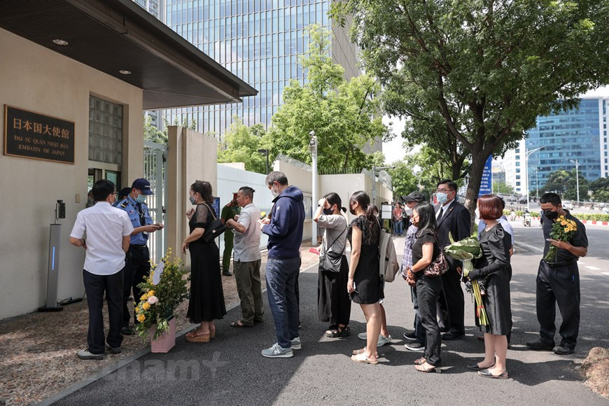 En effet, durant les années où il était Premier ministre, les relations entre le Vietnam et le Japon ont enregistré des avancées spectaculaires. M. Abe Shinzo a apporté de grandes contributions au développement des relations entre le Vietnam et le Japon, au profit des deux peuples, pour la paix, la prospérité, la coopération et le développement dans la région et dans le monde. Il s'est rendu au Vietnam quatre fois, dont deux en visite officielle en 2013 et 2017. Il est en aussi venu participer aux sommets de l'APEC tenus au Vietnam en 2006 et 2017. Dans une interview accordée au correspondant de l'Agence vietnamienne d'Information en février 2019, M. Abe Shinzo, alors encore Premier ministre du Japon, avait partagé : "Je me souviens encore de l'époque du Doi Moi (Renouveau) quand l'économie vietnamienne s'était développée de manière très dynamique. Il avait souligné: "Pour les Japonais, le peuple vietnamien est travailleur, intelligent, très patient et surtout très chaleureux". 