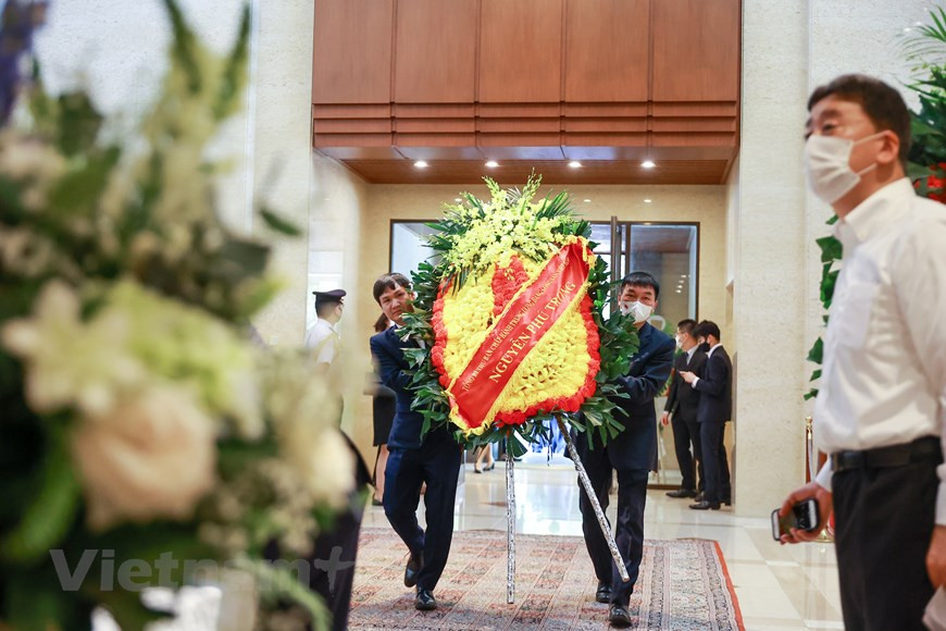 L'ambassade du Japon au Vietnam a annoncé l'organisation d'une cérémonie de condoléances à la mémoire de l'ancien Premier ministre japonais Abe Shinzo. Elle a eu lieu de 9h à 17h15 les 11 et 12 juillet au siège de l'ambassade situé au 27 rue Liêu Giai, arrondissement de Ba Dinh, Hanoï. Les personnes venant rendre hommage sont priées de présenter leur carte d'identité. Dans son message de condoléance envoyé le 8 juillet au gouvernement et au peuple japonais, le Premier ministre Pham Minh Chinh, au nom des dirigeants du Parti, de l’État et du peuple du Vietnam, a transmis ses condoléances les plus tristes au gouvernement et au peuple japonais et à la famille de l'ancien Premier ministre Abe Shinzo. 