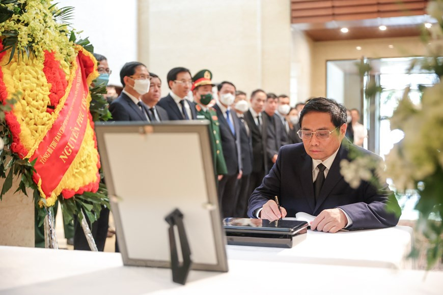 Le 11 juillet, l'ambassade du Japon au Vietnam a ouvert un registre de condoléances à la mémoire de l'ancien Premier ministre japonais Abe Shinzo. Le secrétaire général du Parti, Nguyen Phu Trong, a envoyé des fleurs pour exprimer ses condoléances. Le président de la République Nguyen Xuan Phuc et le Premier ministre, Pham Minh Chinh (voir photo), au nom des dirigeants du Vietnam, ont rendu hommage à l'ancien président du Parti libéral-démocrate (PLD) et ancien Premier ministre japonais Abe Shinzo, et ont écrit sur le registre de deuil à l'ambassade du Japon. Ils ont exprimé leur gratitude pour l'affection particulière et le soutien précieux que l'ancien Premier ministre Abe Shinzo a apportés au Vietnam et à son peuple ainsi qu'au partenariat stratégique étendu entre le Vietnam et le Japon. Le président de l'Assemblée nationale, Vuong Dinh Hue, a également envoyé des fleurs pour lui rendre hommage. 