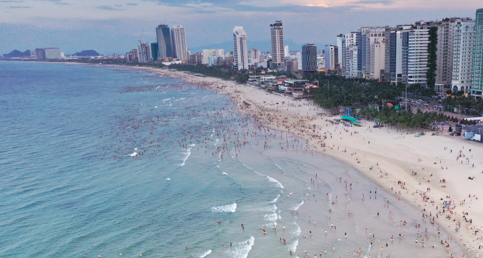 La plage de My Khe dans la ville de Da Nang attire de nombreux touristes nationaux et étrangers. Photo: VNA