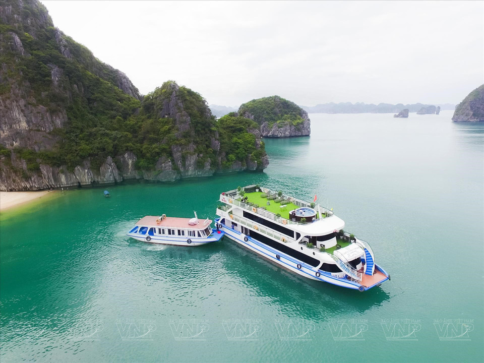 Les bateaux de croisière jettent l'ancre dans la baie pour permettre aux visiteurs de découvrir des activités telles que nager, explorer de petites îles...
