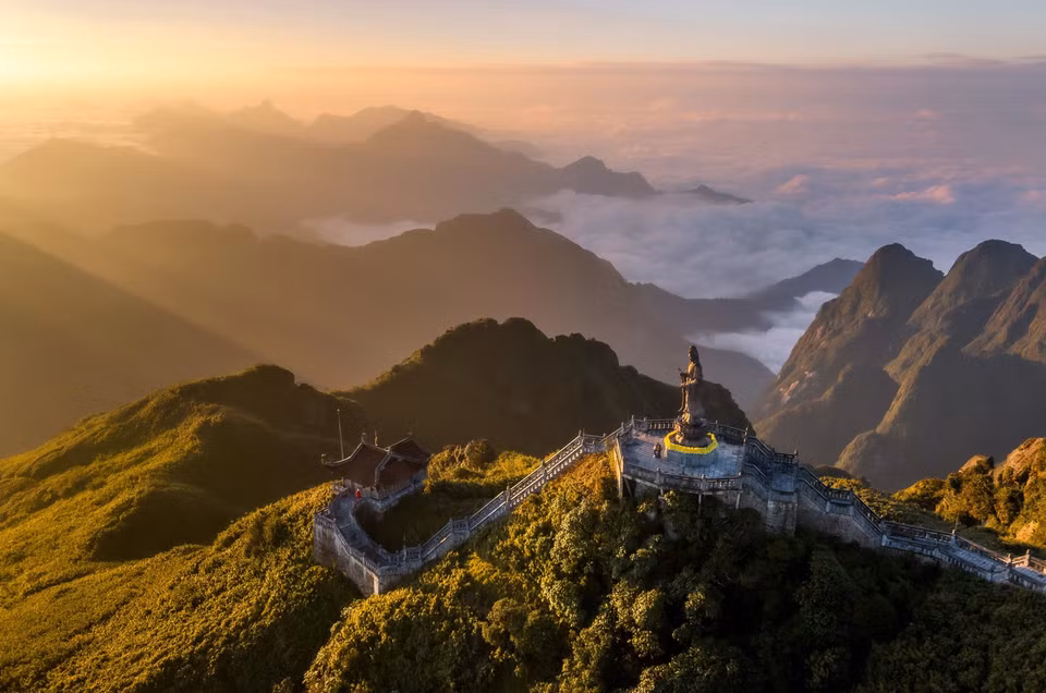 Le lever du soleil sur le mont Fansipan.