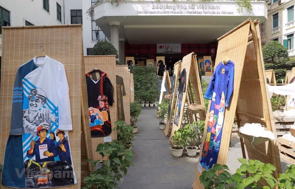 L’exposition intitulée "Ao dài sur le chemin du patrimoine" est inaugurée le 26 août au Musée des femmes vietnamiennes, sis au 36 rue Ly Thuong Kiêt, dans le quartier de Hàng Bài, arrondissement de Hoàn Kiêm, à Hanoï, afin d'honorer la tunique traditionnelle vietnamienne. Ont été exposés 200 dessins d'ao dài présentés par 20 stylistes, qui ont par la suite enrichi les collections du musée. Leurs différents motifs mettent en évidence de nombreux aspects de la vie, des patrimoines culturels et des croyances des Vietnamiens. Les collections de l'ao dài ont été réalisées à partir de matériaux et de couleurs divers, contribuant à rapprocher l'art et les éléments traditionnels du public. Photo: VietnamPlus 
