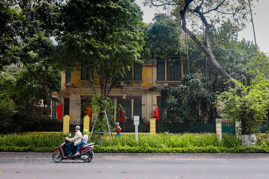 L'architecte Dào Ngoc Nghiêm, vice-président de l'Association d'urbanisme de Hanoi, qui a consacré de longues années à l’étude de la gestion des villas de la ville, juge nécessaire de les classer pour déterminer les différents statuts possibles, allant de la vente, la rénovation à la destruction pure et simple. Il n'exclut pas la possibilité que certaines villas ne figurent dans aucune liste. La plupart d'entre elles sont occupées depuis de longues années par des administrations (sièges de missions ou d'organismes diplomatiques ou locaux). Quant à Dang Van Bài, directeur du Département des patrimoines culturels (ministère de la Culture, des Sports et du Tourisme), il a remarqué qu’il fallait considérer les 599 villas restantes comme le symbole d'une étape de développement de l'architecture de Hanoi et les préserver. Les vendre pour ériger des buildings à leur place va à l'encontre de l'aspect culturel. En faire des habitations ou les flanquer de constructions annexes superflues n'est pas intéressant non plus. Photo : Minh Hieu/VietnamPlus 