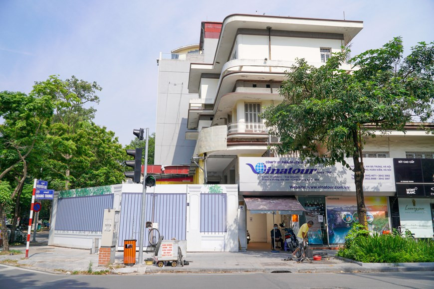 Le plus difficile est de comparer la valeur culturelle à l'intérêt économique. Nombreux sont ceux qui placent le second au-dessus de tout, ainsi des villas sont vendues puis revendues pour en tirer des bénéfices. Aux yeux du peintre Lê Thiêt Cuong, vendre les 599 villas équivaut à les supprimer. Elles sont non seulement des biens, mais constituent également un parc patrimonial. Sous ce deuxième angle, elles ne doivent pas être vendues, car une fois dans les mains de particuliers, elles pourraient être remplacées par des buildings. De plus, ce patrimoine étant culturel, le commercialiser serait une grave erreur. Il serait tout à fait erroné de parler de ces villas seulement d’un point de vue économique, ajoute-t-il. Photo : Minh Hieu/VietnamPlus 