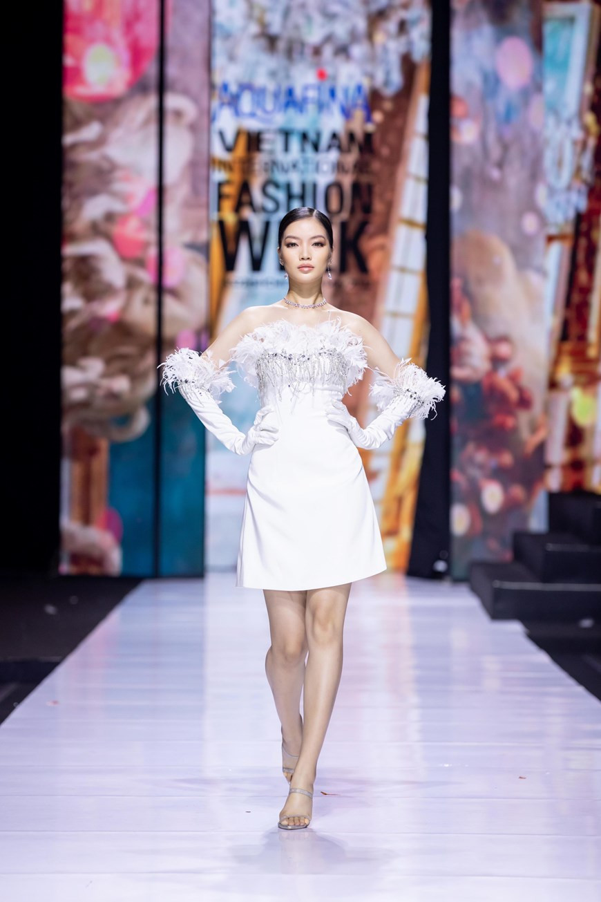 Officiellement lancée en 2014 et après 12 saisons réussies, la Semaine internationale de la mode (Vietnam International Fashion Week - VIFW) a affirmé son envergure mondiale. 