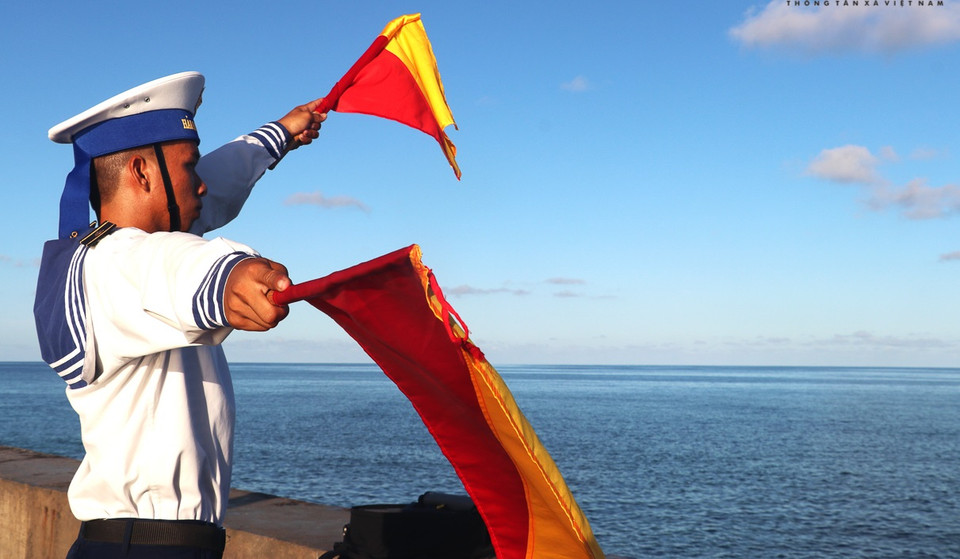 A l’archipel de Truong Sa, chaque fois qu’un bateau emmenant une délégation sur telle ou telle île, tout le monde rencontre des soldats de la Marine servant de navigateur pour aider le navire à passer dans le bon chenal, éviter de heurter les coraux. 