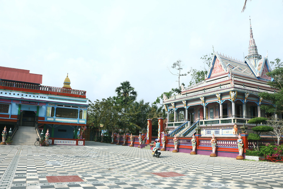 Située dans la commune de Dai Tam, district de My Xuyen, province de Soc Trang (Sud), la pagode Sa Lon a une architecture unique avec des murs décorés de milliers de morceaux de céramiques de couleurs chatoyantes. 