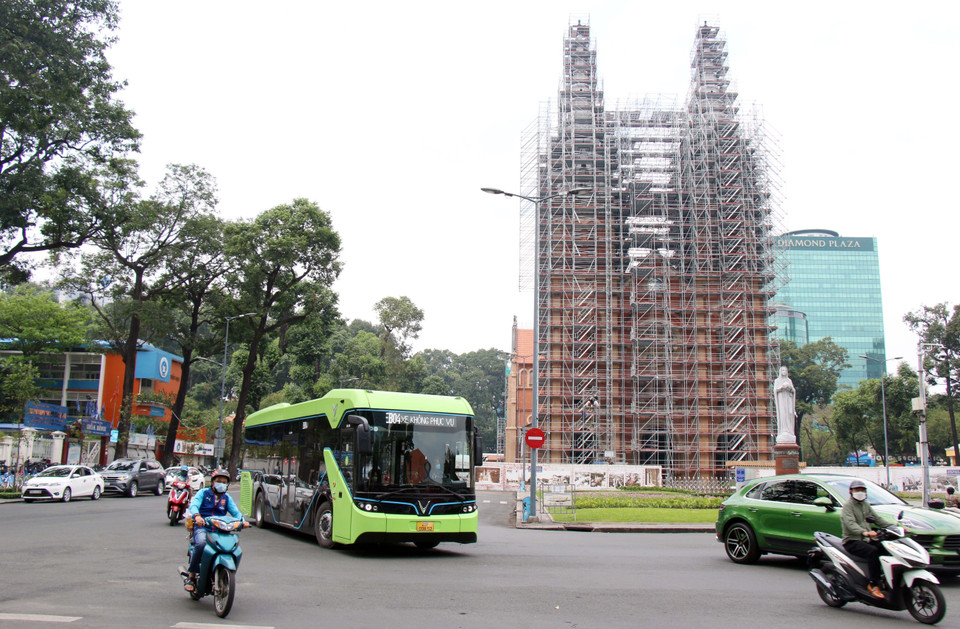 Le Comité populaire de Ho Chi Minh-Ville a approuvé l'organisation de cinq lignes pilotes de bus électriques dans la ville. La période pilote est de 24 mois à compter de la mise en service des lignes de bus électriques. La première ligne devra entrer en activité au premier trimestre 2022. 