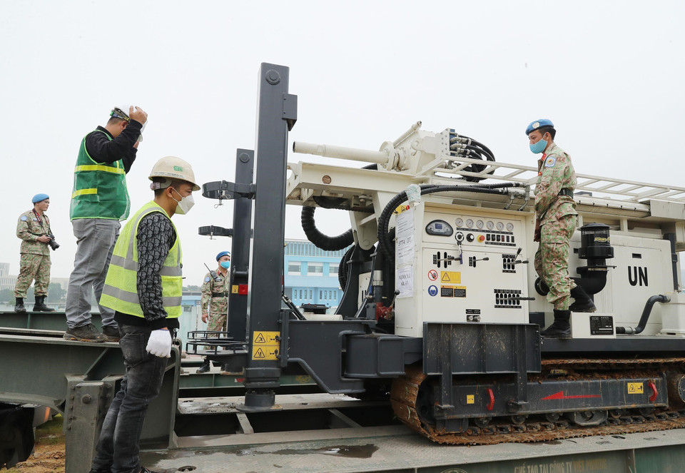 Chargement d'équipements et de marchandises pour la mission de l’ONU au port de Hai Phong. 