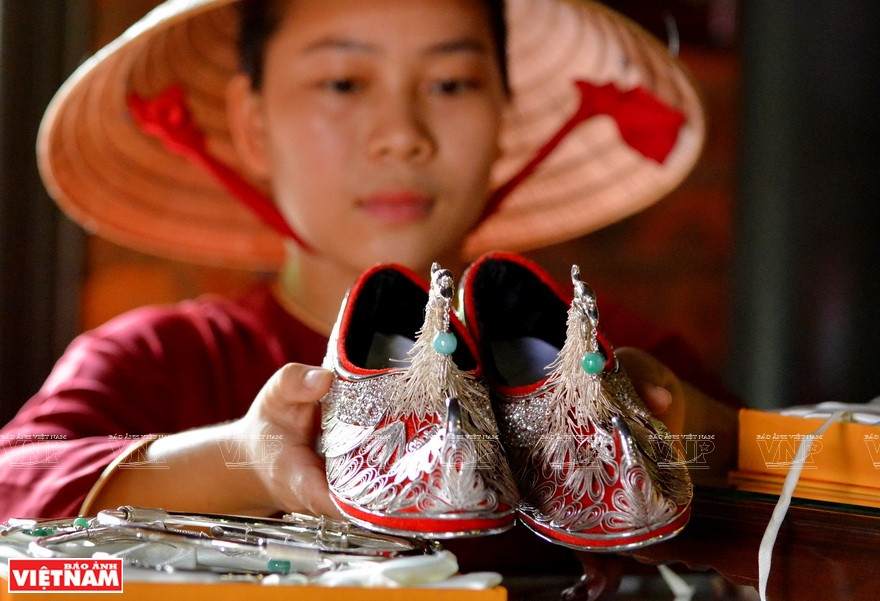 Des motifs sophistiqués en argent sur une paire de chaussures. 