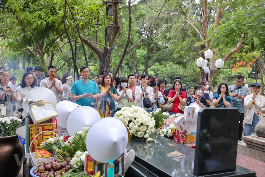 Pour les touristes, qui sont de plus en plus nombreux à Con Dao, le cimetière Hàng Dương en général et la tombe de Vo Thi Sau en particulier constituent une destination incontournable. Née en 1933, Vo Thi Sau, jeune femme originaire de cette province, fût exécutée par balles, ici, au pied du mont Chua, par des colonialistes Français. Ce sont des prisonniers de Poulo Condor qui, jour après jour, bâtirent la tombe de la jeune héroïne. Aujourd’hui, la tombe a été reconstruite en marbre, avec une stèle portant ces mots : “ Vo Thi Sau, originaire de Đất Đỏ, province de Ba Ria-Vung Tau, née en 1933 et tombée au champ d’honneur le 23 janvier 1952, à l’âge de 19 ans”. Les colonialistes français l’arrêtèrent et la condamnèrent à mort alors qu’elle n’avait pas encore atteint la majorité. N’osant pas l’exécuter sur le continent, ils la conduisirent à Con Dao. Elle fut la première jeune fille à être fusillée sur l’île. Cette mort héroïque et la légende qui la suit toujours ont fait de Vo Thi Sau une véritable icône pour les insulaires. Ces derniers la considèrent même comme faisant partie de leur propre famille et lui rendent visite régulièrement au cimetière Hang Dương pour lui raconter leur vie. Photo: Hoài Nam/Vietnam+