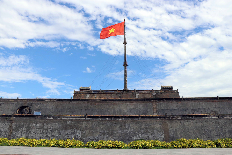 La tour au drapeau de Huê se trouve au sud de l’ancienne cité impériale. Elle fut construite en 1807. L’ouvrage est un symbole du patrimoine de Huê et une destination de choix pour de nombreux visiteurs. 