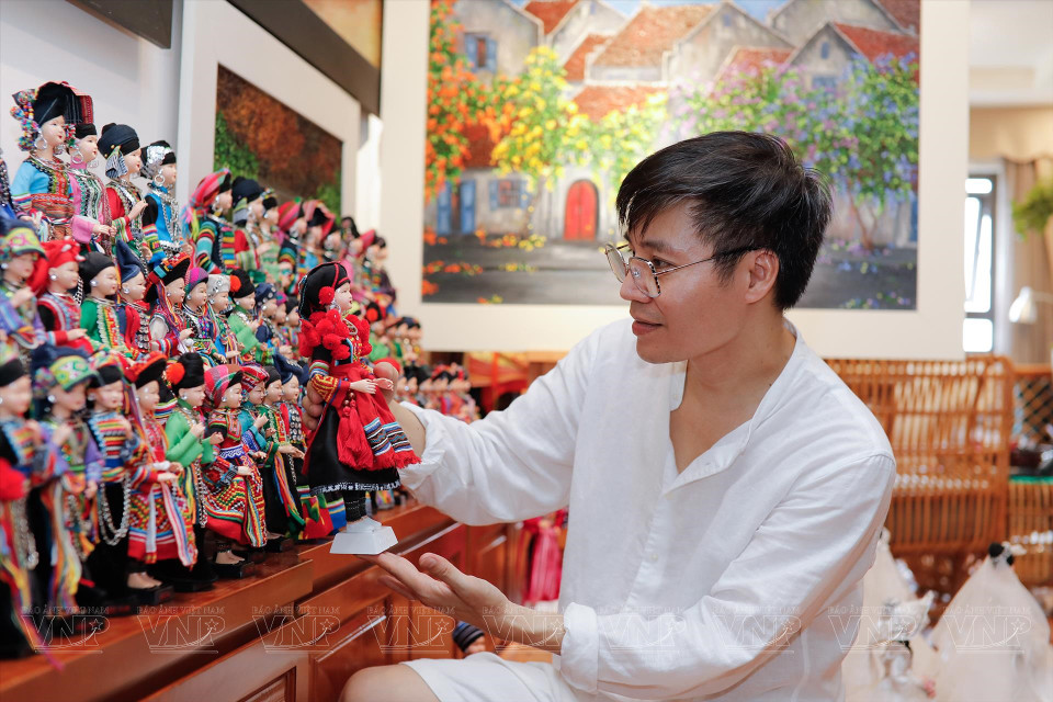 Selon le peintre Nguyen Hoang Anh, la fabrication de poupées portant des costumes traditionnels est un mariage entre la peinture et la mode.