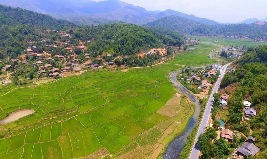 Située au Nord-Ouest, la province montagneuse du Nord de Dien Bien recense 19 ethnies vivant dans des villages situés à flanc de collines, entourés de rizières en terrasses.