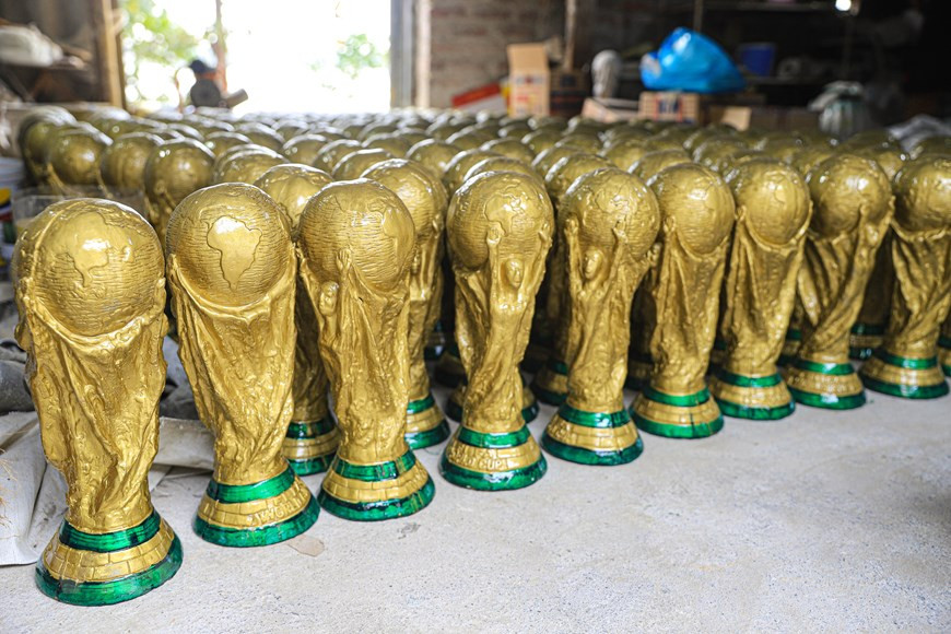Depuis septembre, l’atelier de fabrication de céramique Nhat Nga du village de poterie de Bat Trang, district de Gia Lam, à Hanoï, produit plus de 5.000 trophées en gypse.
