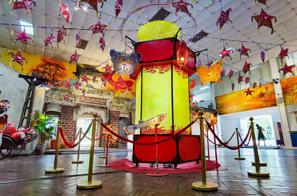 L'espace d'exposition sur le thème "Les lanternes scintillantes en automne" a comme point d’orgue une lanterne géante à ombres mobiles et d'autres lanternes traditionnelles de la mi- automne telles que la lanterne en forme d’étoile, de lapin... Photo : VNA