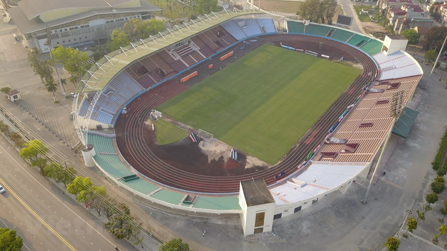 Le stade de Viet Tri est situé dans la ville éponyme de la province de Phu Tho (Nord). Il dispose d’une capacité d’accueil de près de 20.000 personnes. La province de Phu Tho a investi plus de 44 milliards de dongs dans la réparation et la modernisation de ce stade afin d’assurer une organisation optimale des matchs de la poule A de football masculin des 31es Jeux sportifs d’Asie du Sud-Est (SEA Games 31). Les travaux ont concerné de nombreux ouvrages du stade dont le centre de presse, la salle de travail du comité d'organisation, la salle de surveillance de la sécurité et le système d'éclairage. Photo : PV/Vietnam+